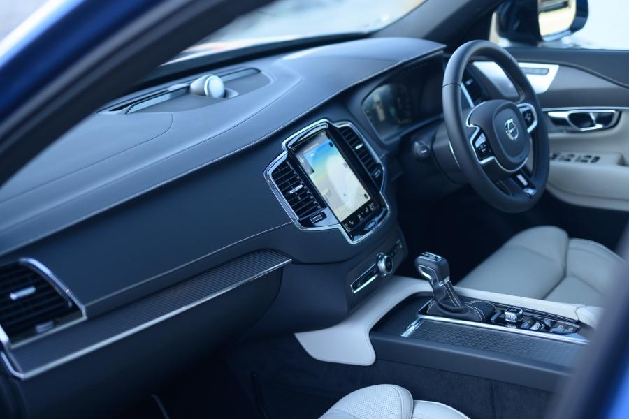 Торпедо Volvo XC90 D5 R-Design 2015 года  (JP) (фото 19 из 33)